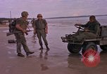 Immagine di Stati Uniti Marines Spiaggia Bianca Cappello Batangan Vietnam, 1965, secondo 7 filmato di repertorio 65675047891