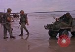 Immagine di Stati Uniti Marines Spiaggia Bianca Cappello Batangan Vietnam, 1965, secondo 8 filmato di repertorio 65675047891