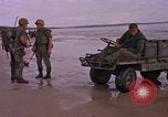 Immagine di Stati Uniti Marines Spiaggia Bianca Cappello Batangan Vietnam, 1965, secondo 9 filmato di repertorio 65675047891