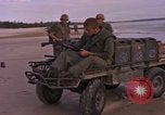 Immagine di Stati Uniti Marines Spiaggia Bianca Cappello Batangan Vietnam, 1965, secondo 11 filmato di repertorio 65675047891