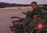 Immagine di Stati Uniti Marines Spiaggia Bianca Cappello Batangan Vietnam, 1965, secondo 12 filmato di repertorio 65675047891
