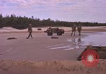 Immagine di Stati Uniti Marines Spiaggia Bianca Cappello Batangan Vietnam, 1965, secondo 33 filmato di repertorio 65675047891