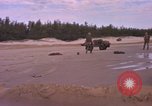 Immagine di Stati Uniti Marines Spiaggia Bianca Cappello Batangan Vietnam, 1965, secondo 34 filmato di repertorio 65675047891