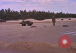 Immagine di Stati Uniti Marines Spiaggia Bianca Cappello Batangan Vietnam, 1965, secondo 37 filmato di repertorio 65675047891