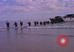 Immagine di Stati Uniti Marines Spiaggia Bianca Cappello Batangan Vietnam, 1965, secondo 56 filmato di repertorio 65675047891