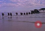 Immagine di Stati Uniti Marines Spiaggia Bianca Cappello Batangan Vietnam, 1965, secondo 57 filmato di repertorio 65675047891