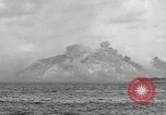 Standbild Beschuss von Iwo Jima Island Iwo Jima, 1945, aus Sekunde 27 historischem Filmmaterial Videoclip 65675047903