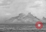 Standbild Beschuss von Iwo Jima Island Iwo Jima, 1945, aus Sekunde 28 historischem Filmmaterial Videoclip 65675047903
