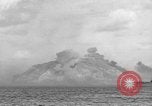 Standbild Beschuss von Iwo Jima Island Iwo Jima, 1945, aus Sekunde 29 historischem Filmmaterial Videoclip 65675047903