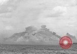 Standbild Beschuss von Iwo Jima Island Iwo Jima, 1945, aus Sekunde 30 historischem Filmmaterial Videoclip 65675047903