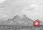 Standbild Beschuss von Iwo Jima Island Iwo Jima, 1945, aus Sekunde 31 historischem Filmmaterial Videoclip 65675047903