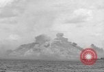 Standbild Beschuss von Iwo Jima Island Iwo Jima, 1945, aus Sekunde 32 historischem Filmmaterial Videoclip 65675047903