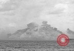 Standbild Beschuss von Iwo Jima Island Iwo Jima, 1945, aus Sekunde 33 historischem Filmmaterial Videoclip 65675047903