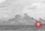 Standbild Beschuss von Iwo Jima Island Iwo Jima, 1945, aus Sekunde 34 historischem Filmmaterial Videoclip 65675047903