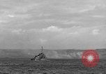 Standbild Beschuss von Iwo Jima Island Iwo Jima, 1945, aus Sekunde 60 historischem Filmmaterial Videoclip 65675047903