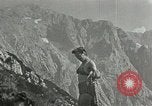 Standbild Adolf Hitlers Begleiter Berchtesgaden Deutschland, 1940, aus Sekunde 25 historischem Filmmaterial Videoclip 65675047913