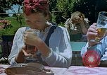 Standbild Hitlers Begleiter Eva Braun Berchtesgaden Deutschland, 1940, aus Sekunde 17 historischem Filmmaterial Videoclip 65675047923