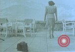 Image Adolf Hitler avec Eva Braun's de chiens au Berghof Berchtesgaden Allemagne, 1944, de la seconde 1 séquences d'archives historiques vidéo 65675047973