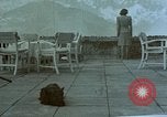 Image Adolf Hitler avec Eva Braun's de chiens au Berghof Berchtesgaden Allemagne, 1944, de la seconde 13 séquences d'archives historiques vidéo 65675047973