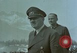 Image Adolf Hitler avec Eva Braun's de chiens au Berghof Berchtesgaden Allemagne, 1944, de la seconde 49 séquences d'archives historiques vidéo 65675047973