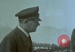 Image Adolf Hitler avec Eva Braun's de chiens au Berghof Berchtesgaden Allemagne, 1944, de la seconde 61 séquences d'archives historiques vidéo 65675047973