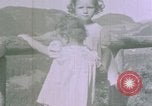 Standbild deutsche Kinder Berchtesgaden Deutschland, 1940, aus Sekunde 30 historischem Filmmaterial Videoclip 65675047986
