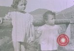 Standbild deutsche Kinder Berchtesgaden Deutschland, 1940, aus Sekunde 32 historischem Filmmaterial Videoclip 65675047986