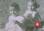 Standbild deutsche Kinder Berchtesgaden Deutschland, 1940, aus Sekunde 39 historischem Filmmaterial Videoclip 65675047986