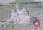 Standbild deutsche Kinder Berchtesgaden Deutschland, 1940, aus Sekunde 41 historischem Filmmaterial Videoclip 65675047986