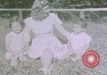 Standbild deutsche Kinder Berchtesgaden Deutschland, 1940, aus Sekunde 48 historischem Filmmaterial Videoclip 65675047986