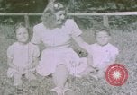 Standbild deutsche Kinder Berchtesgaden Deutschland, 1940, aus Sekunde 51 historischem Filmmaterial Videoclip 65675047986