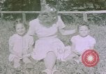 Standbild deutsche Kinder Berchtesgaden Deutschland, 1940, aus Sekunde 52 historischem Filmmaterial Videoclip 65675047986