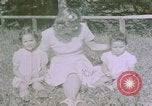 Standbild deutsche Kinder Berchtesgaden Deutschland, 1940, aus Sekunde 53 historischem Filmmaterial Videoclip 65675047986