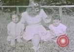 Standbild deutsche Kinder Berchtesgaden Deutschland, 1940, aus Sekunde 54 historischem Filmmaterial Videoclip 65675047986