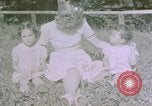 Standbild deutsche Kinder Berchtesgaden Deutschland, 1940, aus Sekunde 57 historischem Filmmaterial Videoclip 65675047986