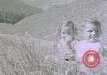 Standbild deutsche Kinder Berchtesgaden Deutschland, 1940, aus Sekunde 61 historischem Filmmaterial Videoclip 65675047986