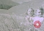 Standbild deutsche Kinder Berchtesgaden Deutschland, 1940, aus Sekunde 62 historischem Filmmaterial Videoclip 65675047986
