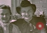 Standbild Eva Braun die Schwestern Berchtesgaden Deutschland, 1940, aus Sekunde 3 historischem Filmmaterial Videoclip 65675047993