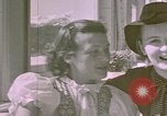 Standbild Eva Braun die Schwestern Berchtesgaden Deutschland, 1940, aus Sekunde 4 historischem Filmmaterial Videoclip 65675047993