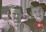 Standbild Eva Braun die Schwestern Berchtesgaden Deutschland, 1940, aus Sekunde 6 historischem Filmmaterial Videoclip 65675047993