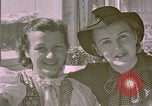Standbild Eva Braun die Schwestern Berchtesgaden Deutschland, 1940, aus Sekunde 8 historischem Filmmaterial Videoclip 65675047993