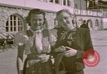 Standbild Eva Braun die Schwestern Berchtesgaden Deutschland, 1940, aus Sekunde 25 historischem Filmmaterial Videoclip 65675047993
