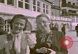 Standbild Eva Braun die Schwestern Berchtesgaden Deutschland, 1940, aus Sekunde 26 historischem Filmmaterial Videoclip 65675047993