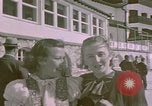 Standbild Eva Braun die Schwestern Berchtesgaden Deutschland, 1940, aus Sekunde 27 historischem Filmmaterial Videoclip 65675047993