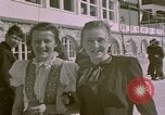 Standbild Eva Braun die Schwestern Berchtesgaden Deutschland, 1940, aus Sekunde 28 historischem Filmmaterial Videoclip 65675047993
