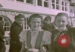 Standbild Eva Braun die Schwestern Berchtesgaden Deutschland, 1940, aus Sekunde 29 historischem Filmmaterial Videoclip 65675047993