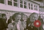 Standbild Eva Braun die Schwestern Berchtesgaden Deutschland, 1940, aus Sekunde 30 historischem Filmmaterial Videoclip 65675047993