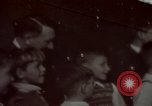 Standbild Adolf Hitler mit Kindern in der Weihnachtszeit Deutschland, 1940, aus Sekunde 1 historischem Filmmaterial Videoclip 65675048051