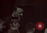 Standbild Adolf Hitler mit Kindern in der Weihnachtszeit Deutschland, 1940, aus Sekunde 3 historischem Filmmaterial Videoclip 65675048051