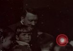 Standbild Adolf Hitler mit Kindern in der Weihnachtszeit Deutschland, 1940, aus Sekunde 4 historischem Filmmaterial Videoclip 65675048051